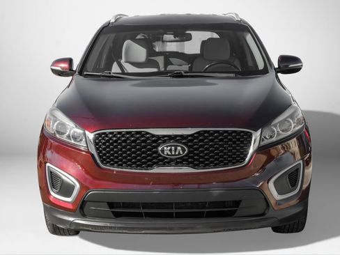 Used 2017 Kia Sorento LX w/ LX Convenience Package image 3