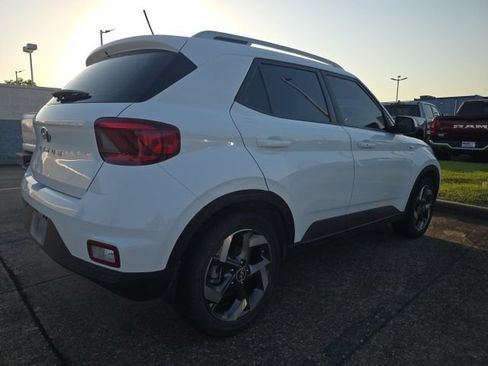Used 2024 Hyundai Venue SEL FWD image 4