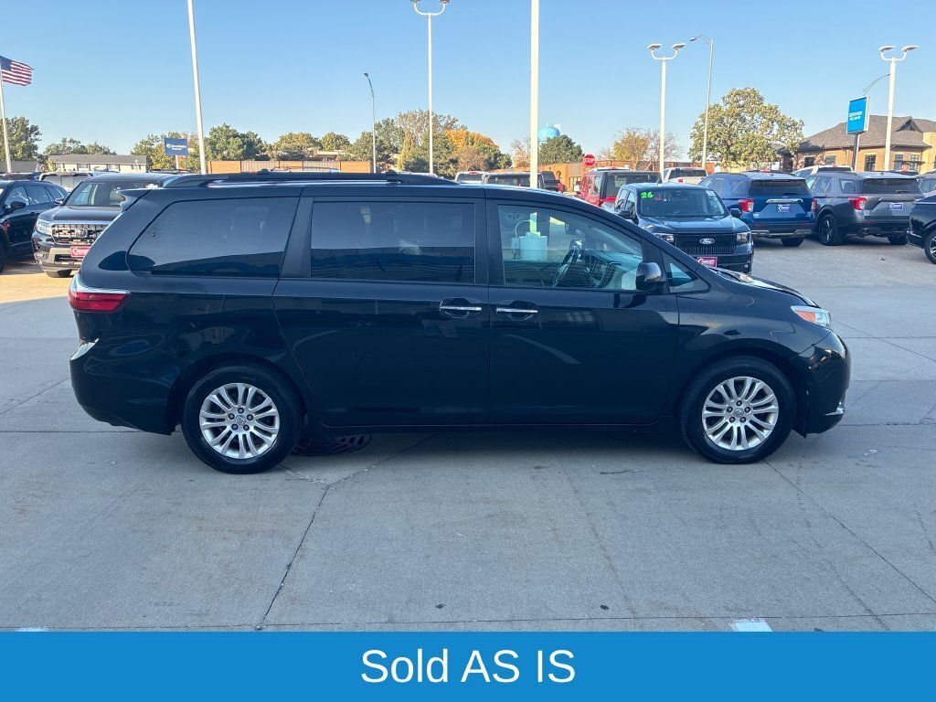 Used 2015 Toyota Sienna XLE w/ XLE Navigation Package FWD image 6