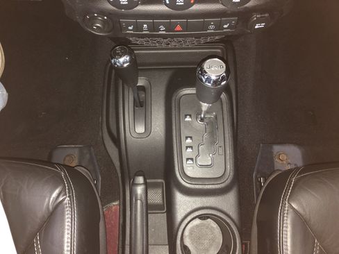 Used 2013 Jeep Wrangler Unlimited Sahara image 16