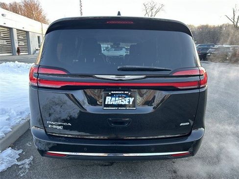 Used 2022 Chrysler Pacifica Touring-L image 26