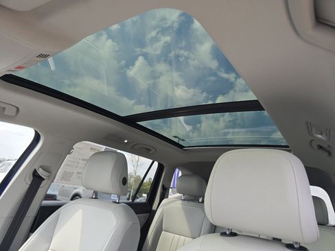 Used 2022 Volkswagen Tiguan SE w/ Panoramic Sunroof Package image 3