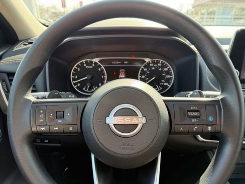 Used 2024 Nissan Rogue SV image 43