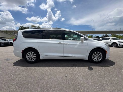 Used 2020 Chrysler Pacifica Touring-L FWD image 2