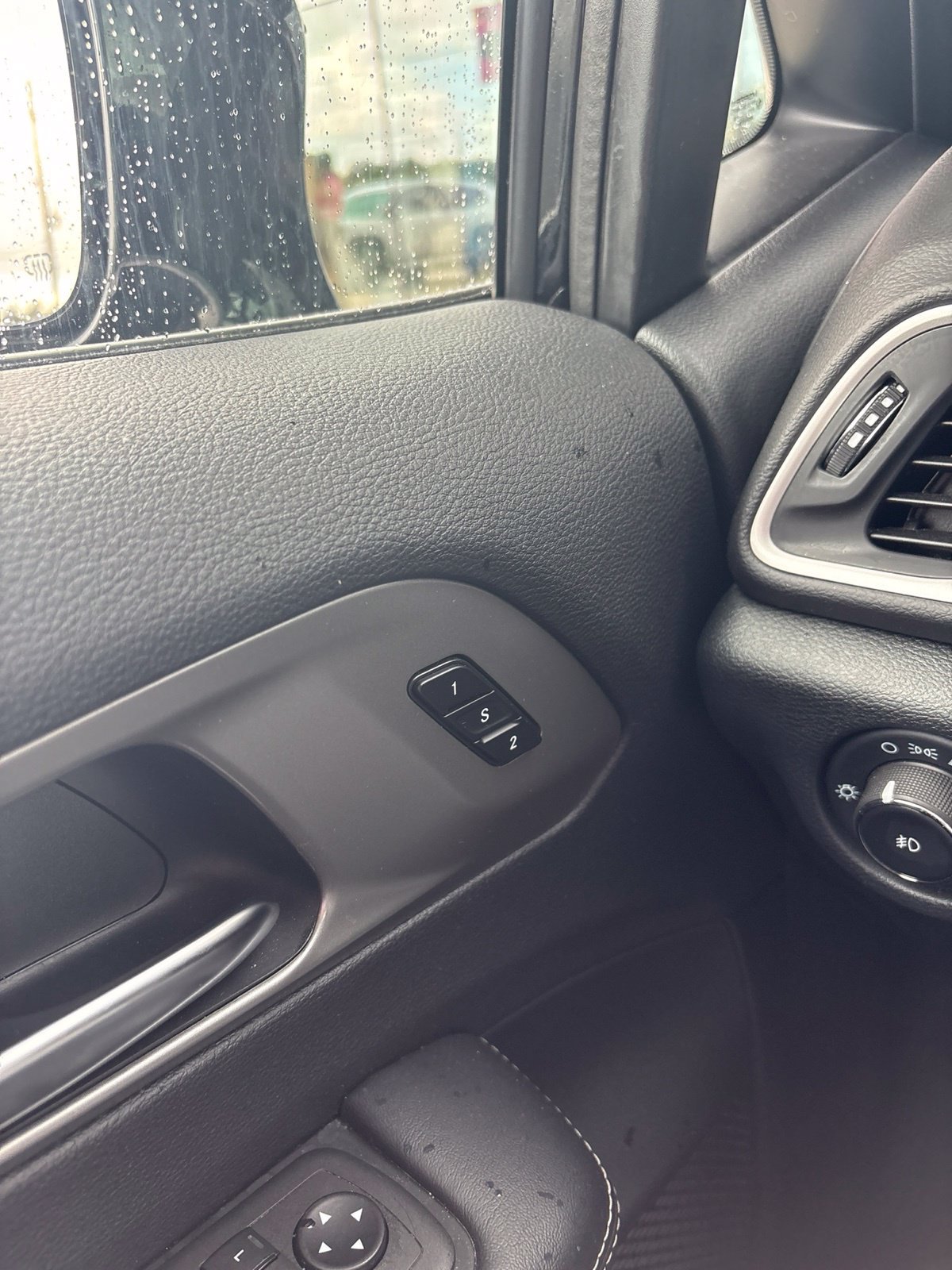Used 2025 Chrysler Pacifica Select FWD image 12