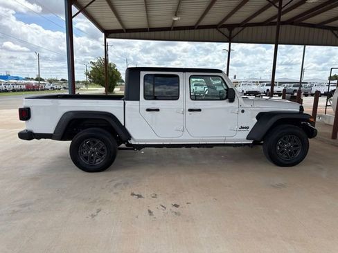 Used 2025 Jeep Gladiator Sport AWD/4WD image 9