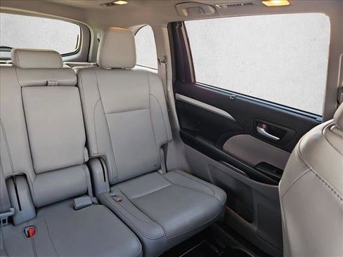 Used 2016 Toyota Highlander XLE AWD/4WD image 7