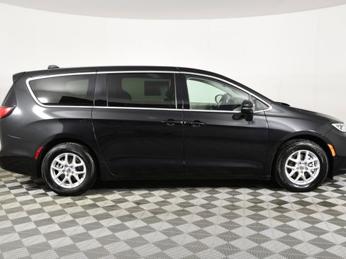 Used 2023 Chrysler Pacifica Touring-L image 5