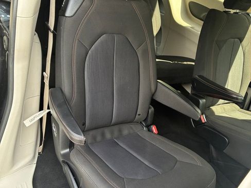 Used 2020 Chrysler Pacifica Touring FWD image 29