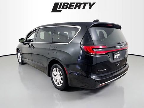 Used 2023 Chrysler Pacifica Touring-L image 5