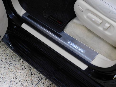 Used 2013 Lexus LX 570 4WD w/ Luxury Pkg w/Pre-crash image 29