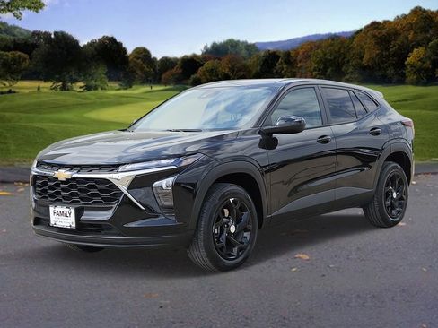 Used 2025 Chevrolet Trax LS w/ LS Convenience Package image 3