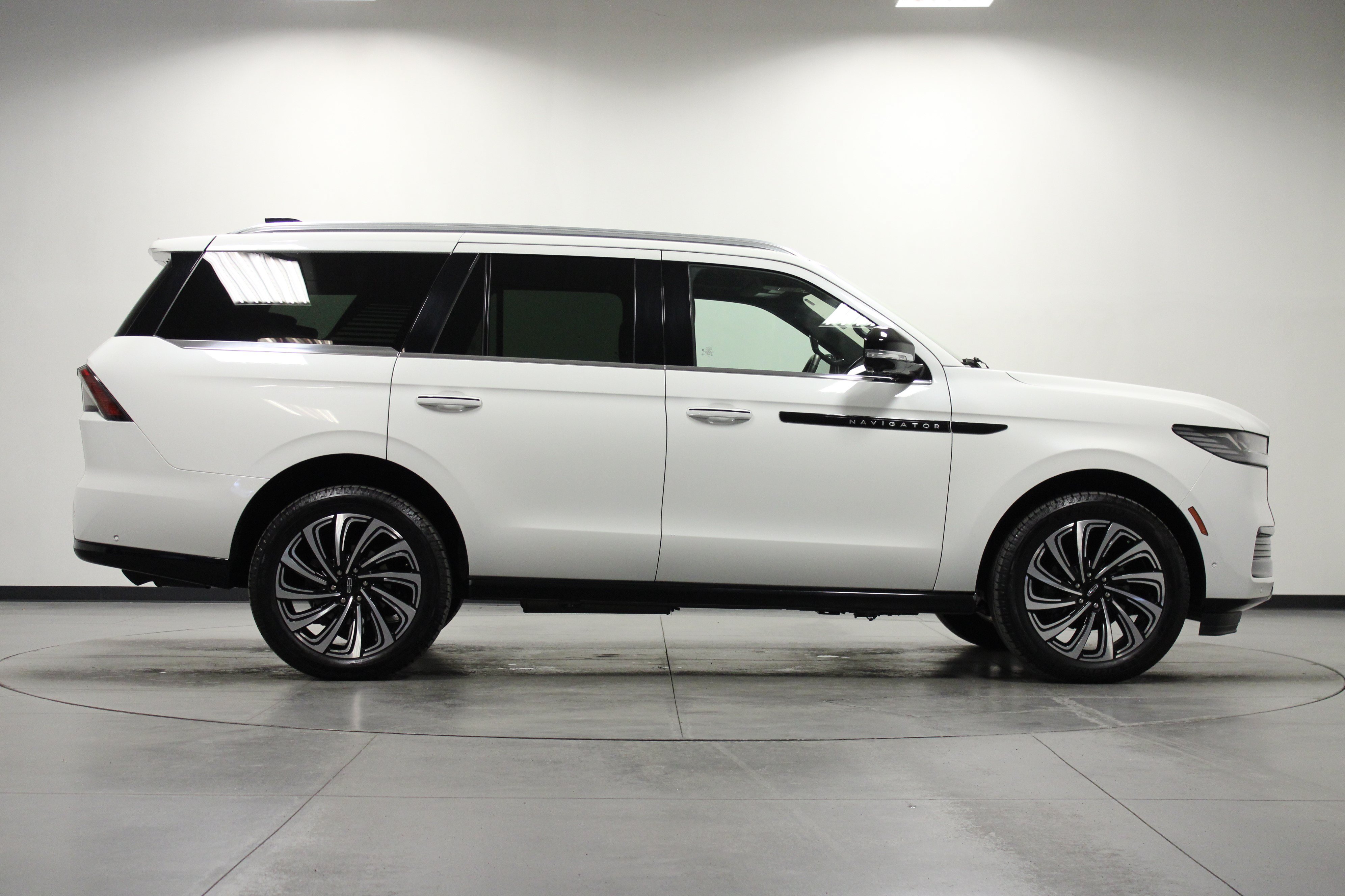 Used 2025 Lincoln Navigator Black Label AWD/4WD image 3