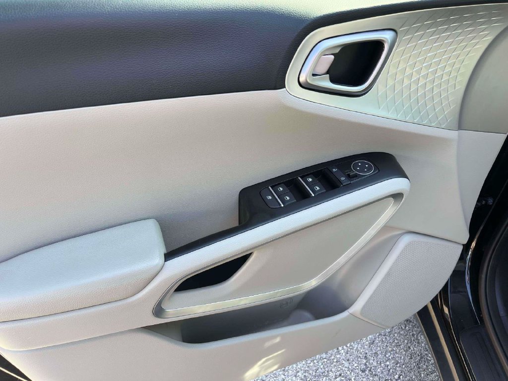 Used 2023 Kia Soul LX FWD image 13