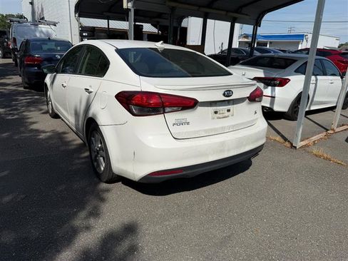 Used 2017 Kia Forte S w/ S Technology Package FWD image 4