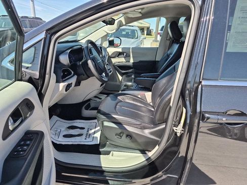 Used 2023 Chrysler Pacifica Touring-L FWD image 15