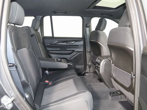 Used 2025 Jeep Grand Cherokee Laredo X w/ Luxury Tech Group I image 13