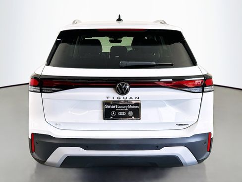 New 2025 Volkswagen Tiguan SE image 6