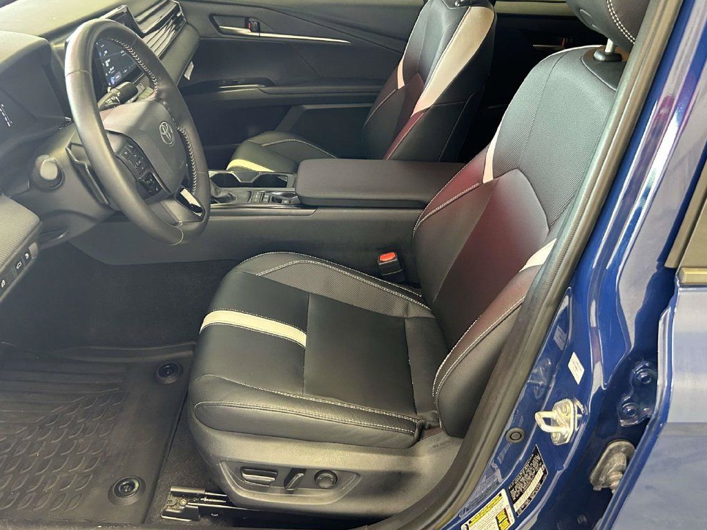 Used 2025 Toyota Camry SE FWD image 15