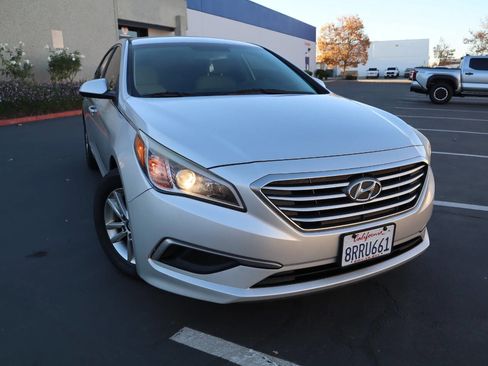 Used 2017 Hyundai Sonata SE image 3