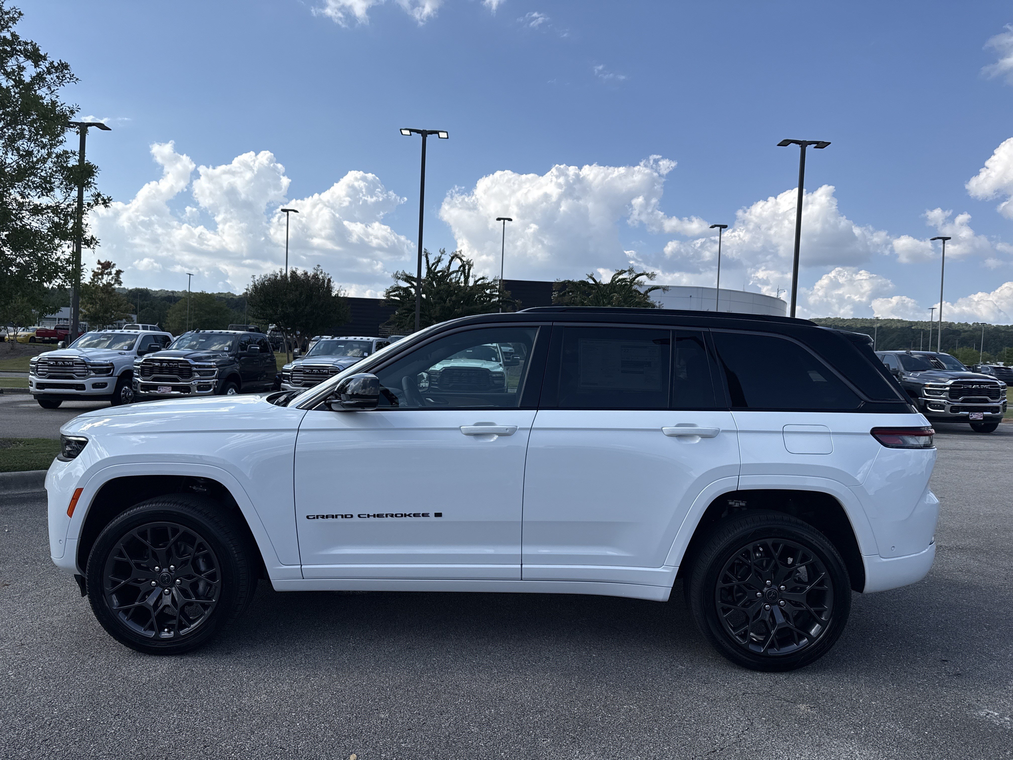 New 2027 Jeep Grand Cherokee Summit AWD/4WD image 4