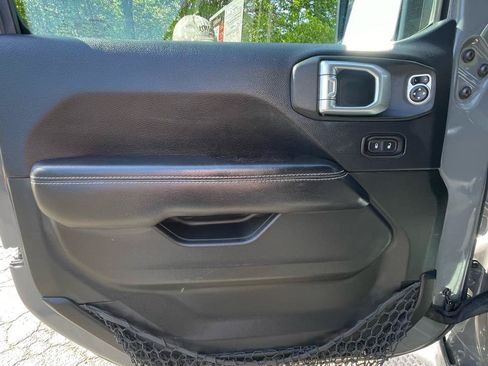 Used 2018 Jeep Wrangler Unlimited Sahara AWD/4WD image 15