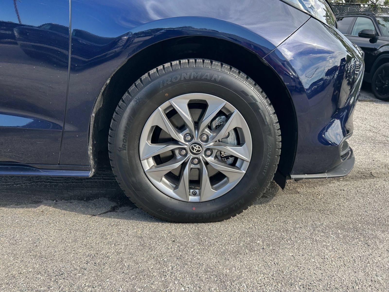 Used 2025 Toyota Sienna XLE FWD image 27