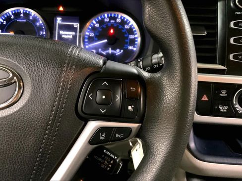 Used 2018 Toyota Highlander LE w/ Carpet Mat Package (TMS) image 48