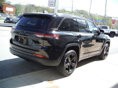 Used 2023 Jeep Grand Cherokee Altitude AWD/4WD image 6