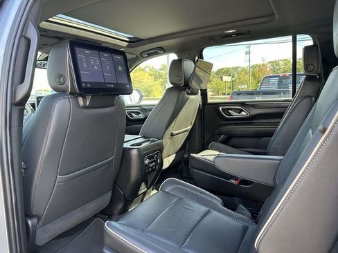 Used 2021 GMC Yukon XL SLT w/ SLT Premium Package image 8
