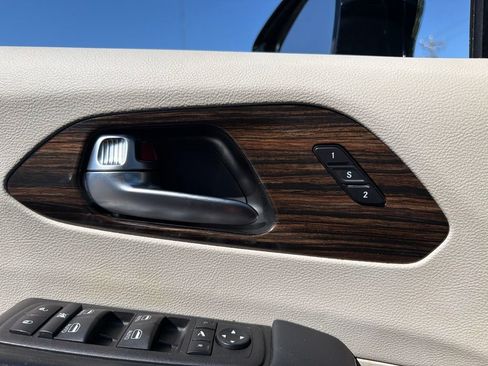 Used 2023 Chrysler Pacifica Limited FWD image 17