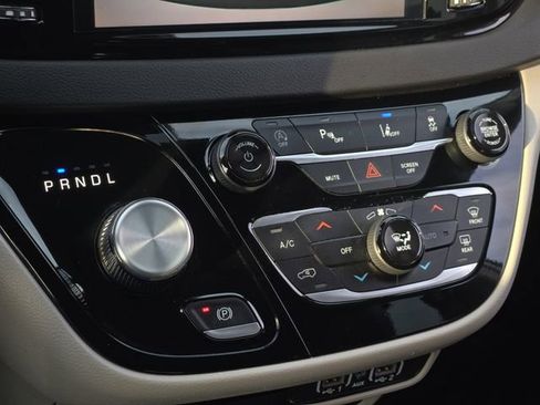 Used 2024 Chrysler Pacifica Touring-L image 22