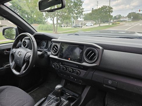 Used 2017 Toyota Tacoma TRD Sport AWD/4WD image 17