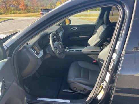 Used 2025 Volvo XC60 B5 Plus image 6