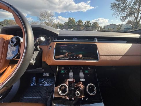 Used 2019 Land Rover Range Rover Velar R-Dynamic SE image 11