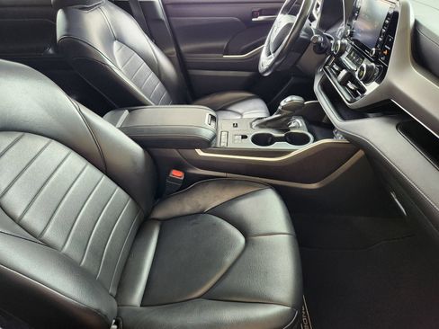 Used 2022 Toyota Highlander XLE FWD image 13