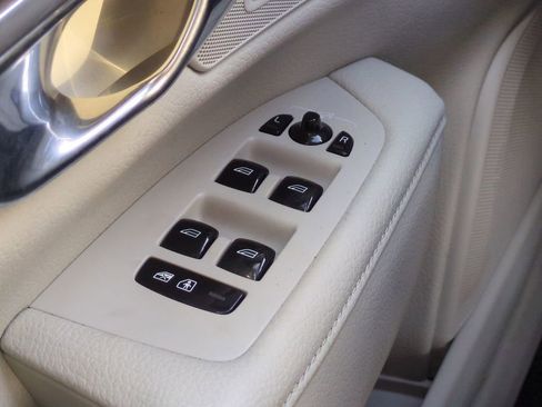 Used 2020 Volvo V90 T6 Cross Country image 25