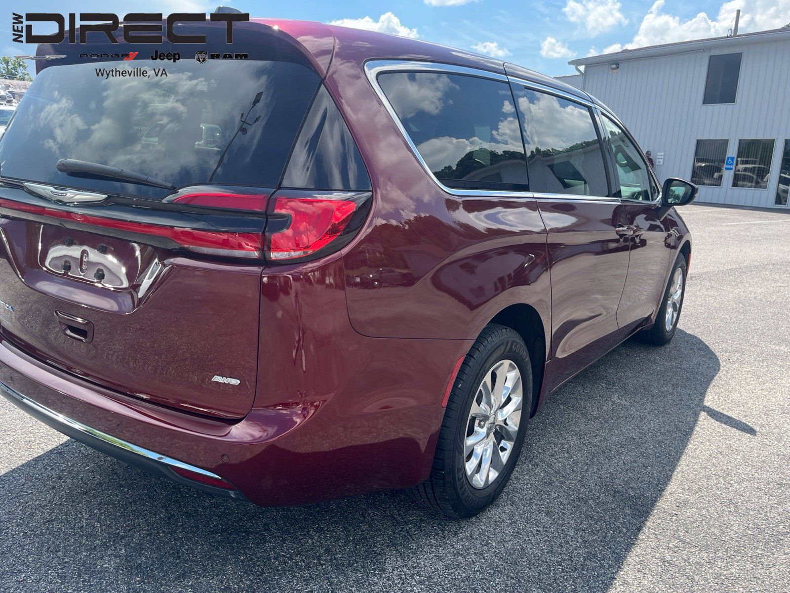 Used 2023 Chrysler Pacifica Touring-L w/ Uconnect Theater Family Group AWD/4WD image 7