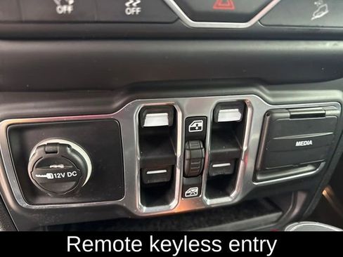 Used 2018 Jeep Wrangler Unlimited Sahara image 19