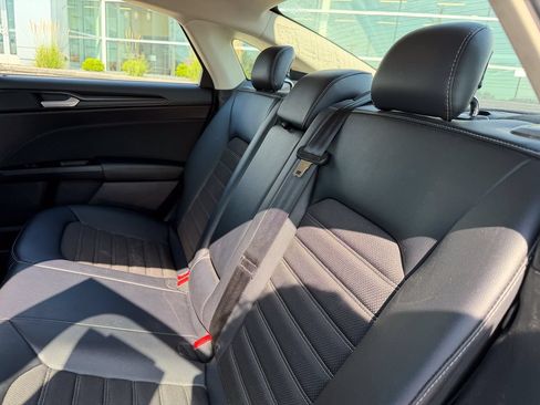 Used 2018 Ford Fusion SE w/ Equipment Group 201A FWD image 12