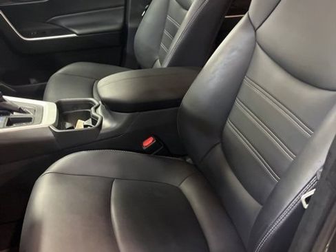 Used 2021 Toyota RAV4 XLE Premium image 12