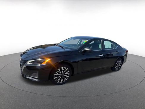 Used 2025 Nissan Altima 2.5 SV FWD image 8