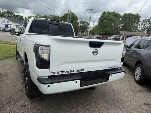 Used 2019 Nissan Titan SV w/ SV Convenience Package image 3