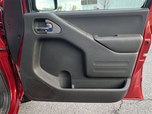 Used 2016 Nissan Frontier SV image 12