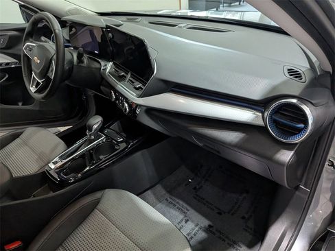 Used 2025 Chevrolet Trax LT w/ LT Convenience Package image 27