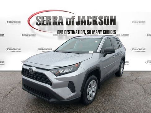 Used 2020 Toyota RAV4 LE image 4
