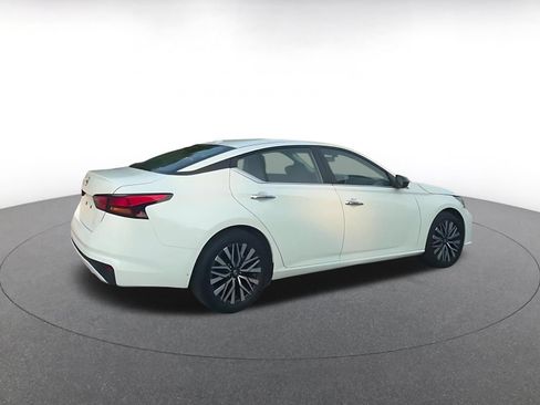 Used 2025 Nissan Altima 2.5 SV FWD image 15