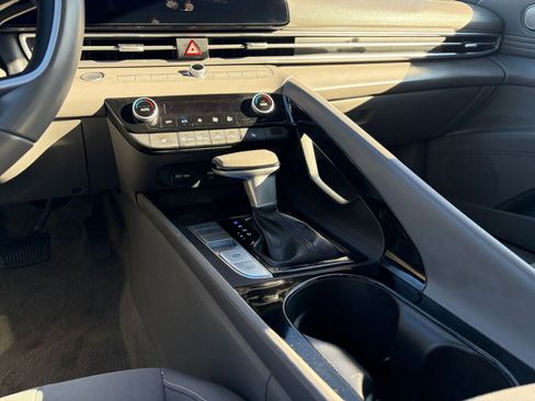 Used 2025 Hyundai Elantra SEL image 40