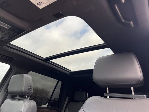 Used 2022 Chevrolet Tahoe LT w/ Luxury Package image 15