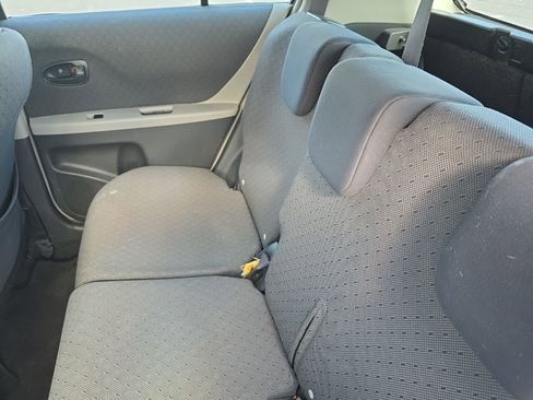 Used 2010 Toyota Yaris 4-Door Hatchback image 15